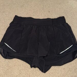 Lululemon Black High-Rise Hotty Hots  2.5’ inseam